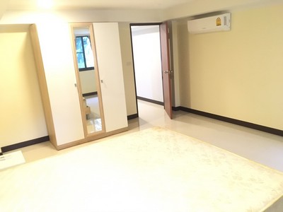 ٻҾ Special Price Sell Apartment 6 Floors near bts Ekkamai (Skv 63) only 300m